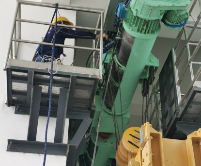 某港區用鋼絲繩電動葫蘆檢修更換排污泵