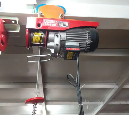 流動作業(yè)場合下該如何正確使用微型鋼絲繩電動葫蘆