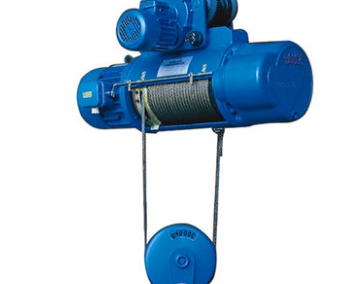 檢驗研究人員利用鋼絲繩電動葫蘆吊運重要儀器設備