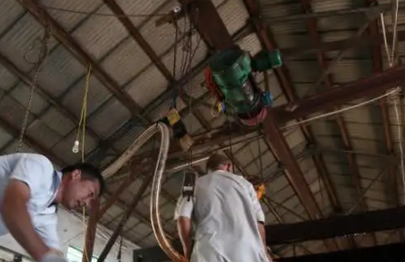 制冰廠利用鋼絲繩電動葫蘆加快冰塊運送速度