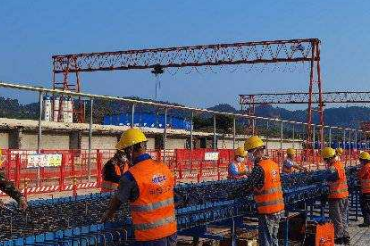 鋼絲繩電動葫蘆參與G247國道公路工程建設(shè)