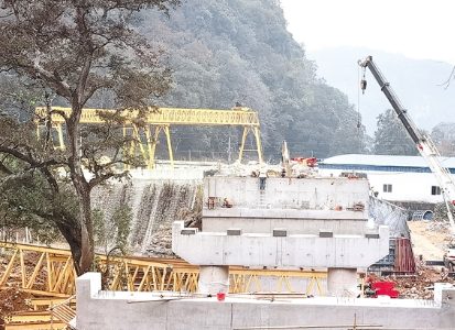 龍門吊和鋼絲繩電動葫蘆為少寨橋拆除重建提供吊裝服務